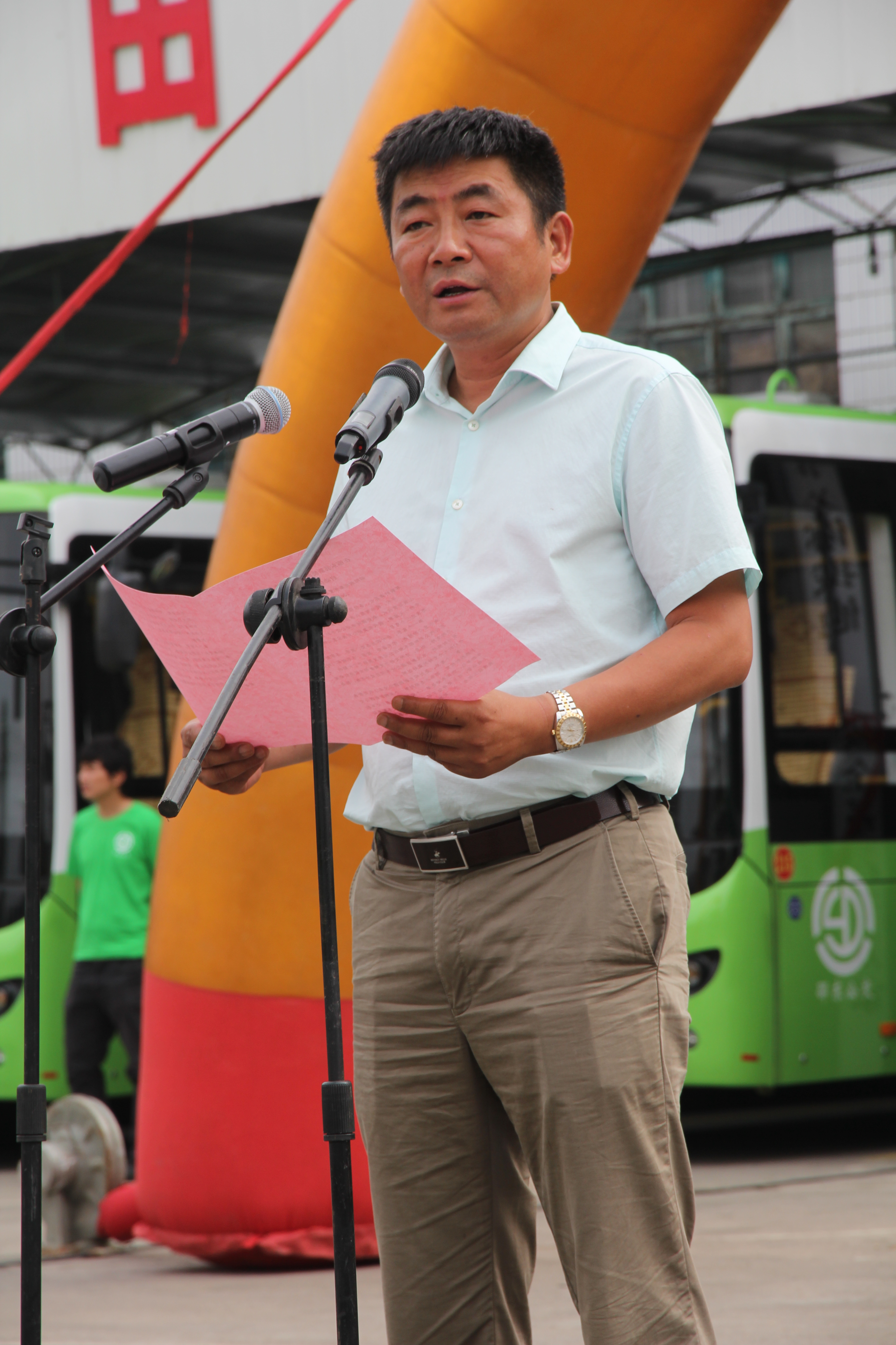 圖為純電動公交車整裝待發(fā)。圖為市民在試乘純電動公交車