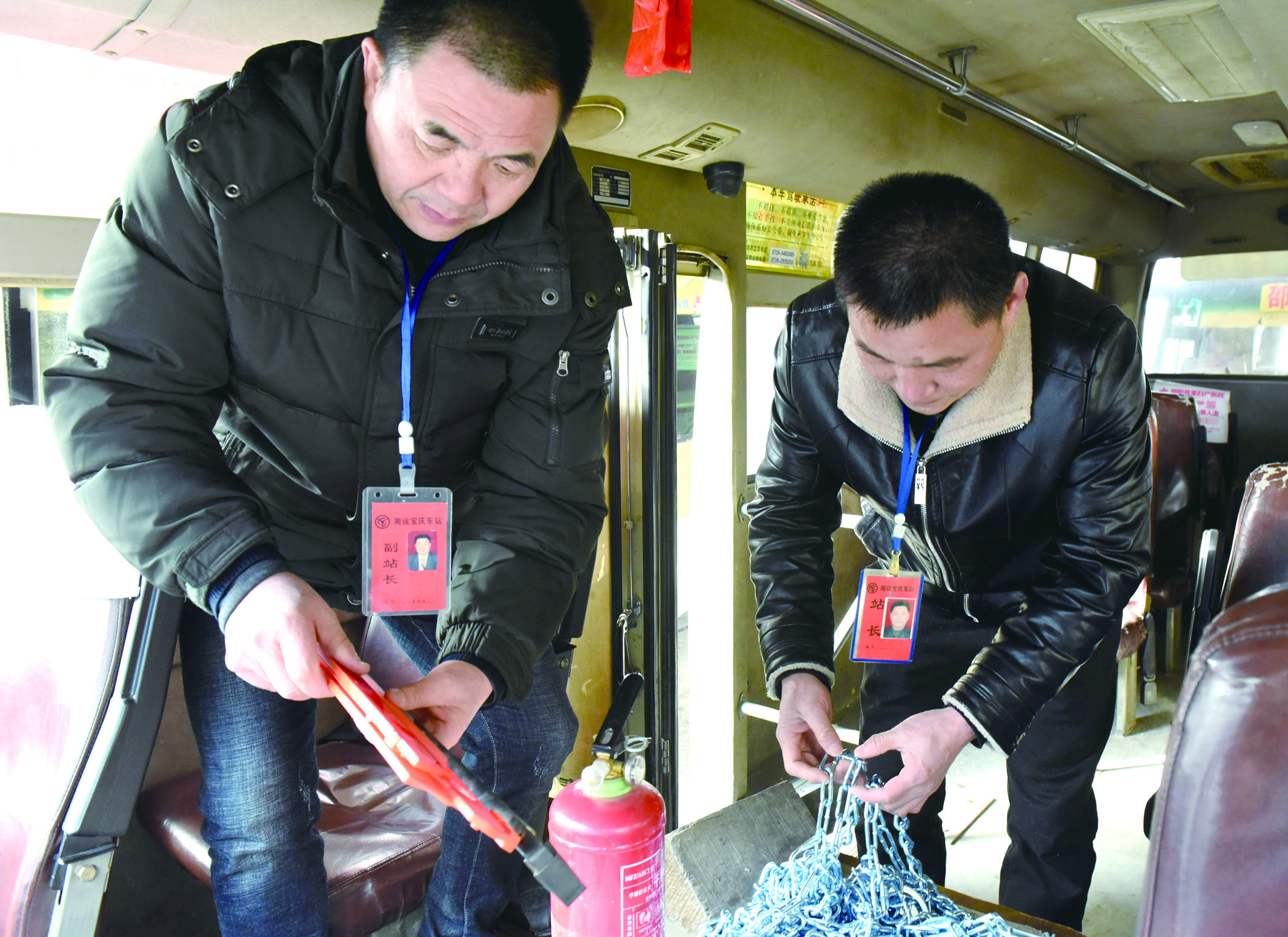 2月8日，市寶慶汽車站工作人員正在營運車上檢查應急設施及器材是否齊全有效