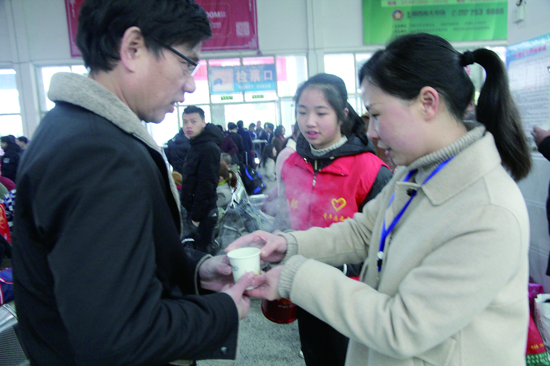 母女服務(wù)春運(yùn) 2月13日，記者在新邵分公司汽車(chē)站看到，該分公司安全科副科長(zhǎng)李喜梅與其在新邵一中初中部1701班就讀女兒劉嘉怡在車(chē)站擔(dān)當(dāng)志愿者。李喜梅在候車(chē)室耐心為旅客釋疑解惑，劉嘉怡為旅客遞上一杯杯熱茶，有時(shí)母女也相互合作，其樂(lè)融融。 祖冠 攝影報(bào)道