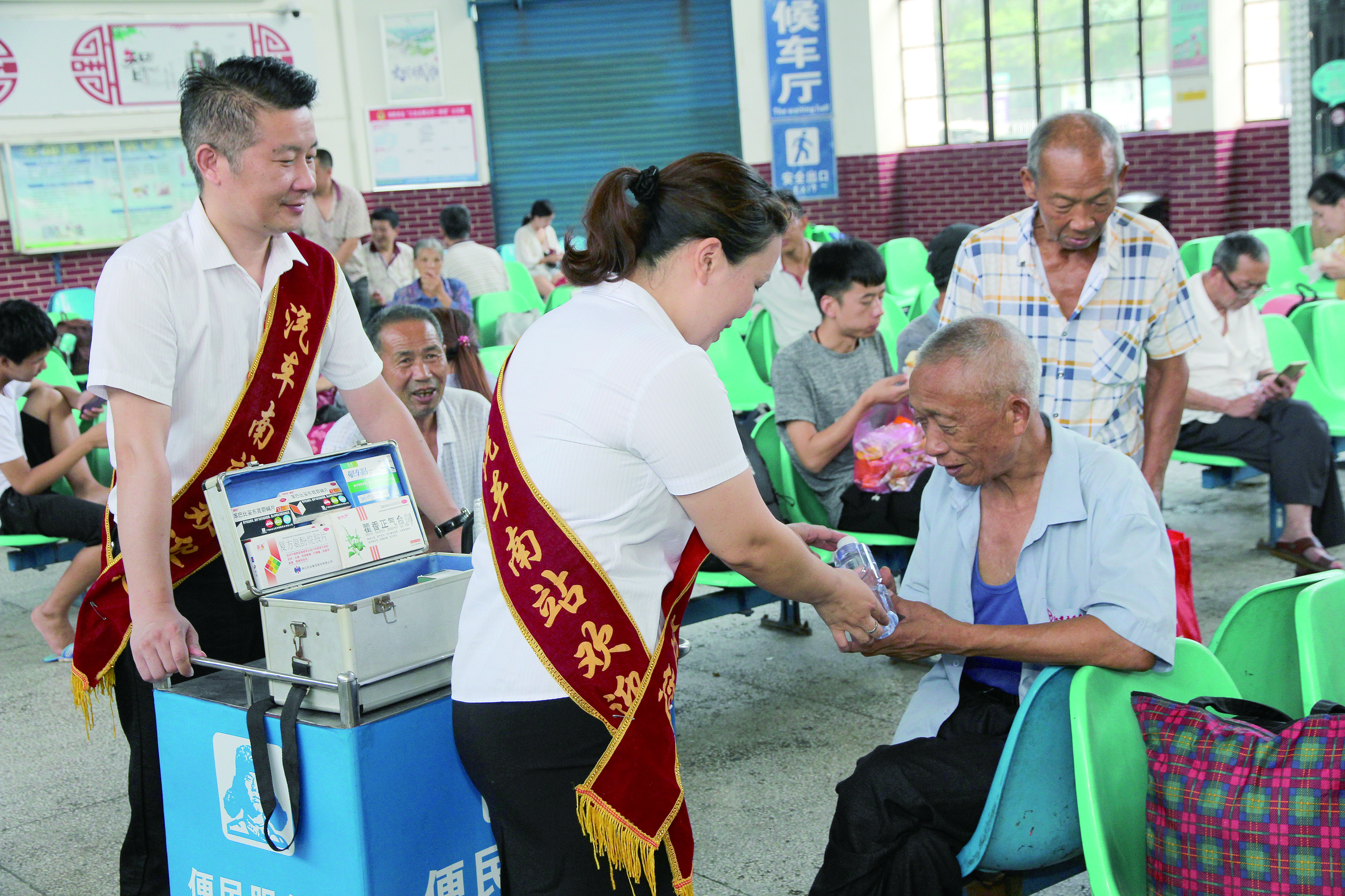 邵陽汽車南站：夏日送清涼 點(diǎn)滴沁人心 （李高雄 唐謨千報道）